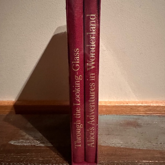 Vintage Alice in Wonderland & Through the Looking Glass set in slipcase - Picture 4 of 6